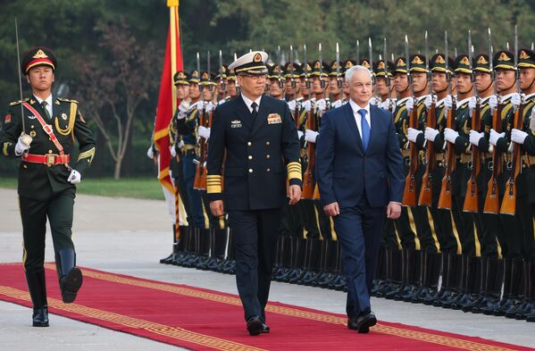 Ruský minister obrany Andrej Belousov a jeho čínsky náprotivok admirál Dong Jun sa zúčastňujú na ceremónii v budove Ústrednej vojenskej rady. Ruský minister obrany Andrej Belousov a jeho čínsky náprotivok admirál Dong Jun sa zúčastňujú na ceremónii v budove Ústrednej vojenskej rady. - Sputnik International