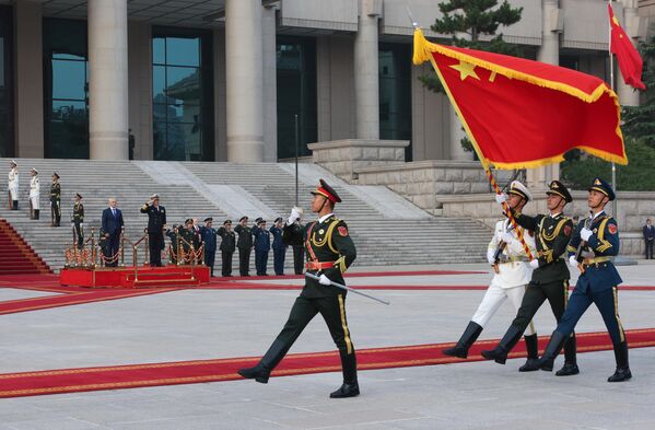 Andrej Belousov a čínsky minister obrany admirál Dong Jun na ceremónii pred Ústrednou vojenskou radou Čínskej ľudovej republiky v Pekingu. Andrej Belousov a čínsky minister obrany admirál Dong Jun na ceremónii pred Ústrednou vojenskou radou Čínskej ľudovej republiky v Pekingu. - Sputnik International