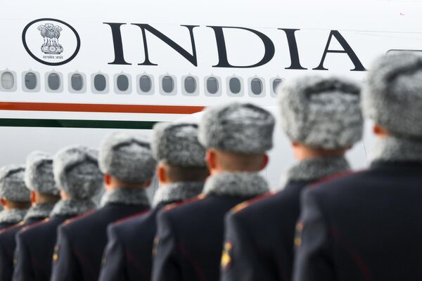 Indický premiér Narendra Modi počas uvítacieho ceremoniálu na letisku v Kazani. Indický premiér Narendra Modi počas uvítacieho ceremoniálu na letisku v Kazani. - Sputnik International