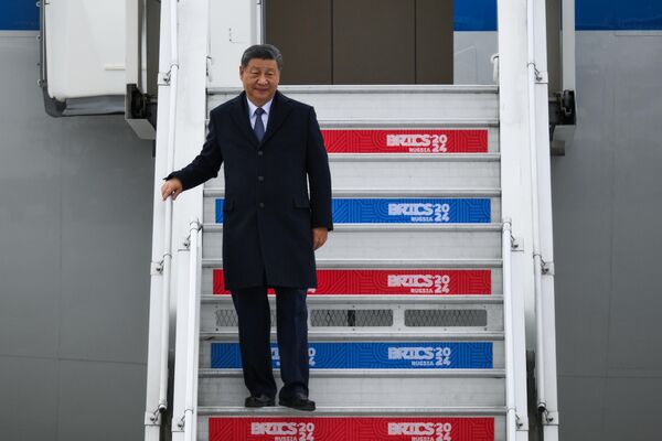 Čínsky prezident Si Ťin-pching, ktorý sa zúčastnil na 16. summite BRICS, počas uvítacieho ceremoniálu na letisku v Kazani. Čínsky prezident Si Ťin-pching, ktorý sa zúčastnil na 16. summite BRICS, počas uvítacieho ceremoniálu na letisku v Kazani. - Sputnik International
