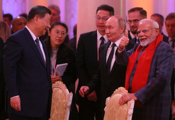 Čínsky prezident Si Ťin-pching, ruský prezident Vladimir Putin a indický premiér Narendra Modi sa zapájajú do rozhovoru na koncerte pred neformálnou večerou. Čínsky prezident Si Ťin-pching, ruský prezident Vladimir Putin a indický premiér Narendra Modi sa zapájajú do rozhovoru na koncerte pred neformálnou večerou. - Sputnik International