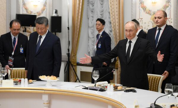 Ruský prezident Vladimir Putin a čínsky prezident Si Ťin-pching sa chystajú zúčastniť na neformálnej večeri pre vedúcich delegácií BRICS. Ruský prezident Vladimir Putin a čínsky prezident Si Ťin-pching sa chystajú zúčastniť na neformálnej večeri pre vedúcich delegácií BRICS. - Sputnik International