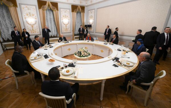 Neformálny obed vedúcich delegácií BRICS sa konečne začína. Neformálny obed vedúcich delegácií BRICS sa konečne začína. - Sputnik International