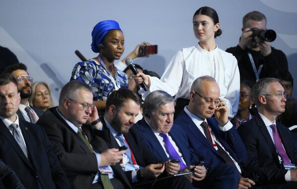 V komentári k finančnej integrácii Putin povedal, že krajiny BRICS potrebujú nástroje, ktoré by „zaistili, že ich investície na rozvíjajúcich sa trhoch budú spoľahlivé a bezpečné." V komentári k finančnej integrácii Putin povedal, že krajiny BRICS potrebujú nástroje, ktoré by „zaistili, že ich investície na rozvíjajúcich sa trhoch budú spoľahlivé a bezpečné." - Sputnik International