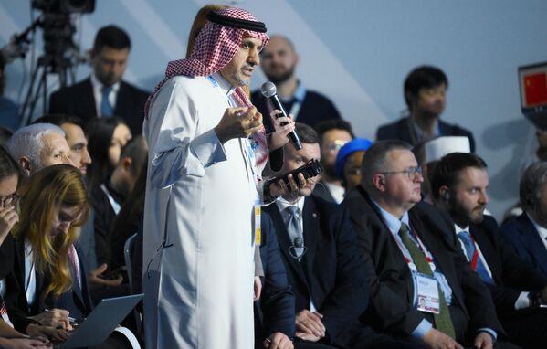 Novinár zo Saudskej Arábie sa pýtal, či sa BRICS už vyvinul na vytvorenie „centralizovaného vládneho rámca“ z platformy na rozhovory, a spýtal sa, či je možná ďalšia finančná integrácia medzi krajinami BRICS. Novinár zo Saudskej Arábie sa pýtal, či sa BRICS už vyvinul na vytvorenie „centralizovaného vládneho rámca“ z platformy na rozhovory, a spýtal sa, či je možná ďalšia finančná integrácia medzi krajinami BRICS. - Sputnik International