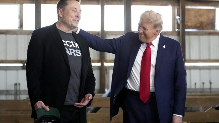 Elon Musk podporuje Trumpa na podujatí kampane v Butleri
