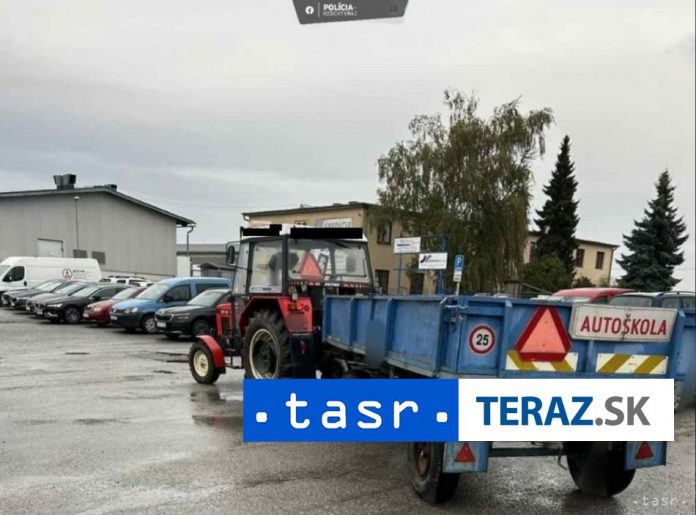 Muz-na-skuske-v-autoskole-opity-soferoval-traktor.jpg