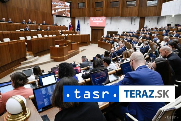 Poslanci pokračujú v schôdzi v pondelok, čaká ich odvolávanie ministra