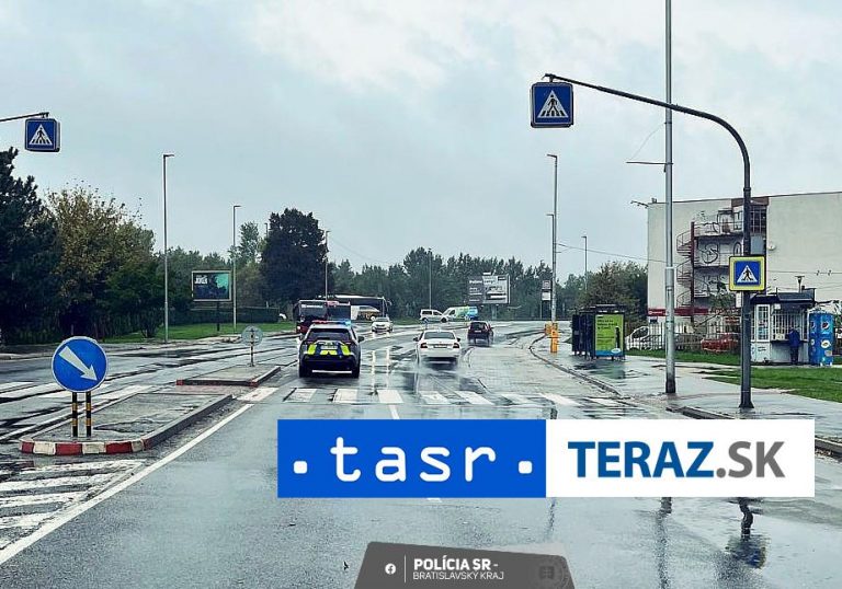 Služobné auto polície zrazilo chodkyňu. Incident sa stal v Bratislave