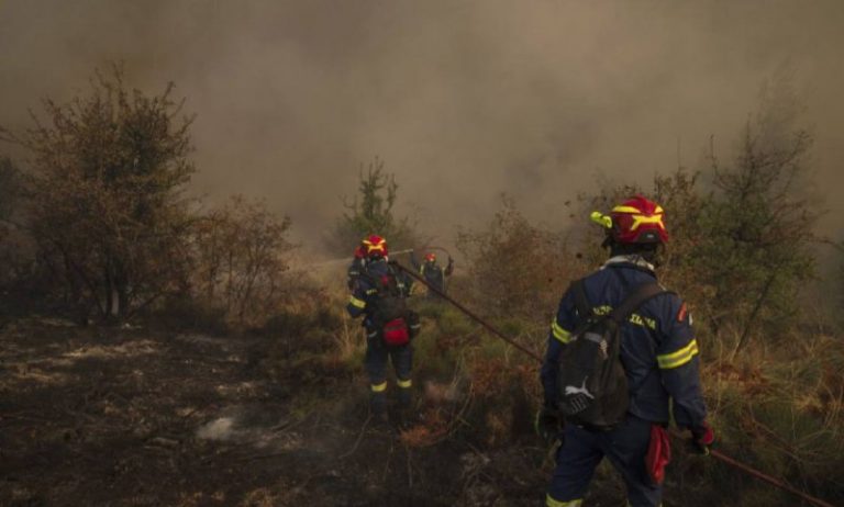 Stovky hasičov s pomocou lietadiel a dobrovoľníkov dosiahli výrazný pokrok v boj…