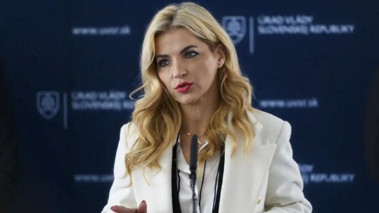 V parlamente sa začala rozprava k odvolávaniu ministerky kultúry Martiny Šimkov…