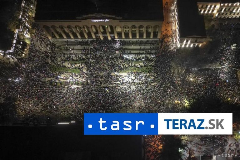 Desaťtisíce ľudí v Gruzínsku protestujú proti zastaveniu rokovaní s EÚ