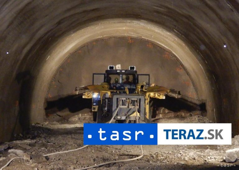 NDS:V tuneli Čebrať pokračuje betonáž vozovky a montuje sa technológia