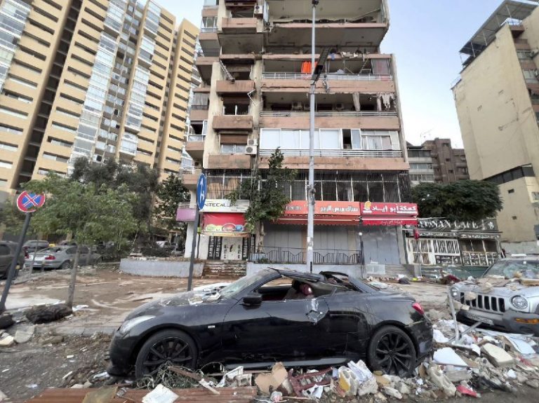 Najmenej štyria ľudia umreli a ďalších 23 utrpelo zranenia pri sobotňajšom izra…