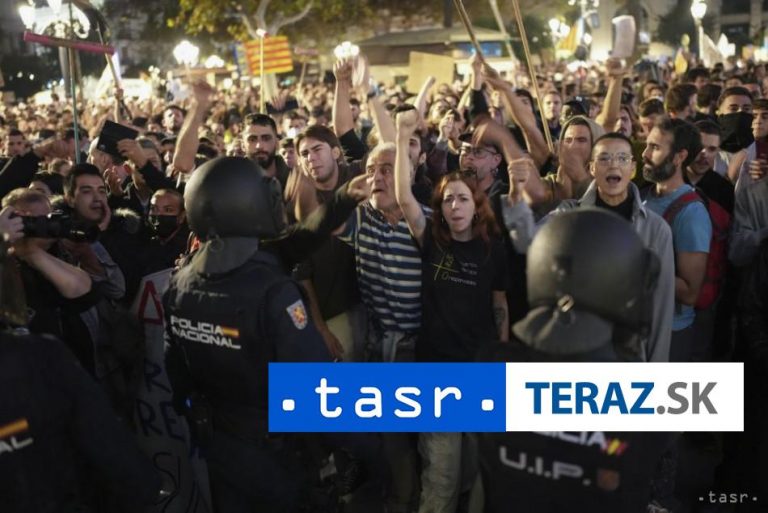 Tisíce ľudí požadujú odvolanie šéfa vlády Valencie pre povodne