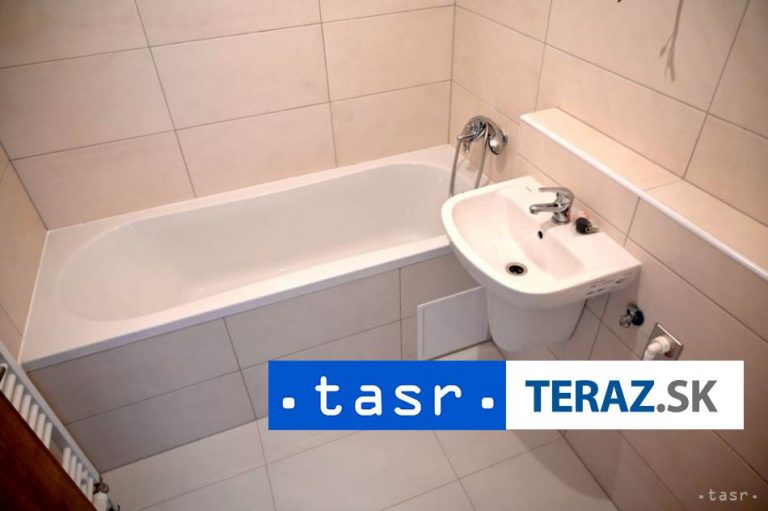 Susedov špehoval v kúpeľni, prípad rieši inšpekcia