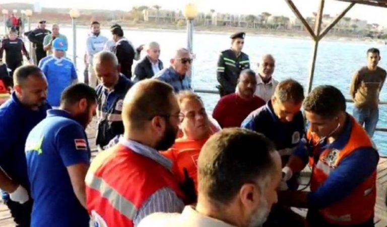 Z výletnej lode, ktorá sa v pondelok prevrátila pri egyptskom pobreží, sa v utor…