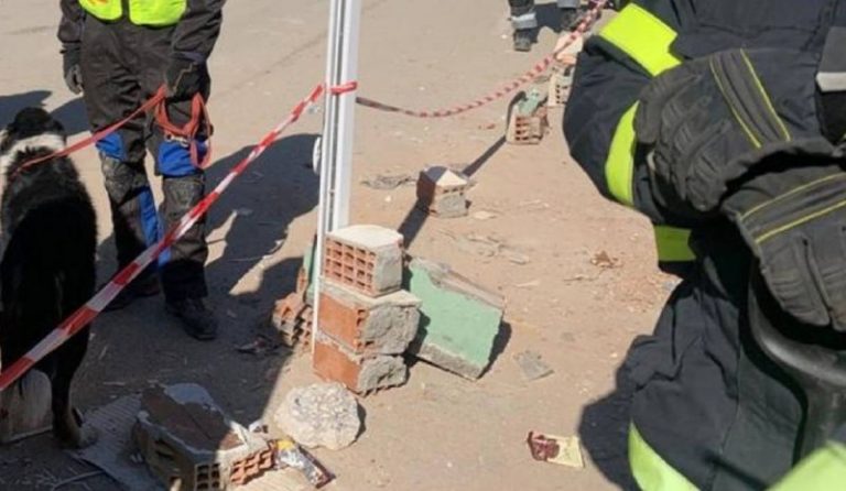 Záchranári dnes pokračujú vo vyslobodzovaní ľudí spod trosiek štvorposchodovej b…