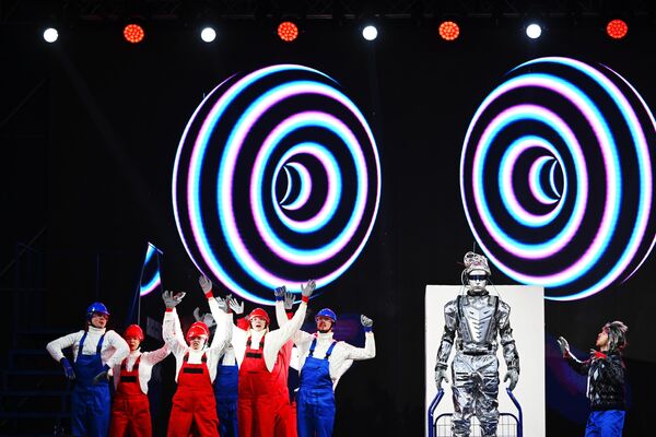 Predstavenie oslní podmanivými cirkusovými vystúpeniami, vzdušnou gymnastikou a pôsobivými animáciami na veľkej obrazovke. Predstavenie oslní podmanivými cirkusovými vystúpeniami, vzdušnou gymnastikou a pôsobivými animáciami na veľkej obrazovke. - Sputnik International