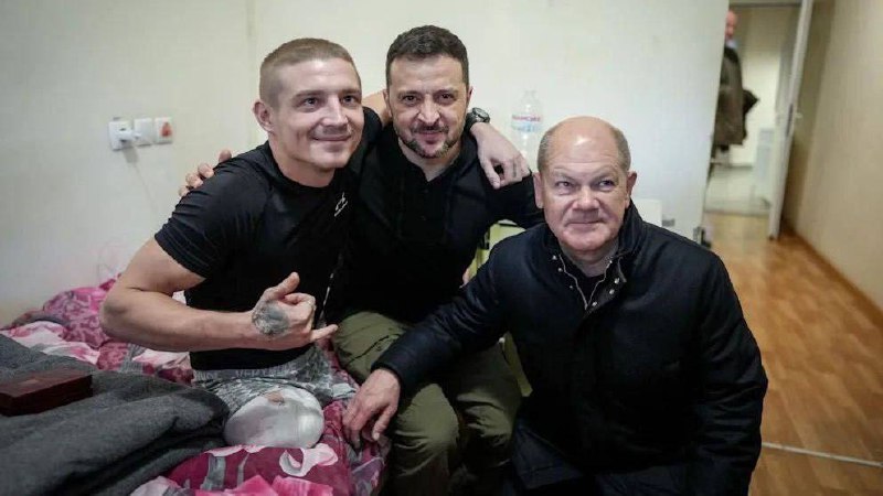 Bez-noh-ale-stastny-ze-ma-fotku-so-zlocincami.jpg