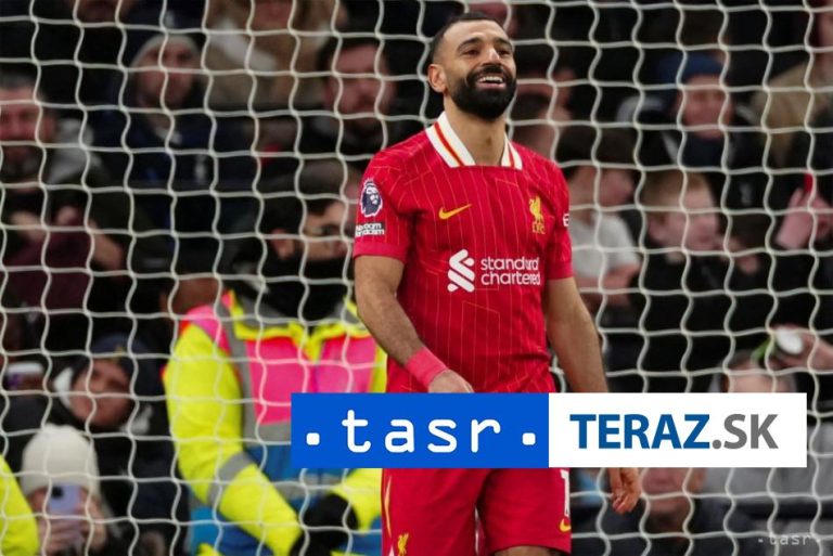 Futbalista Salah čelil kritike za fotografiu pod vianočným stromčekom