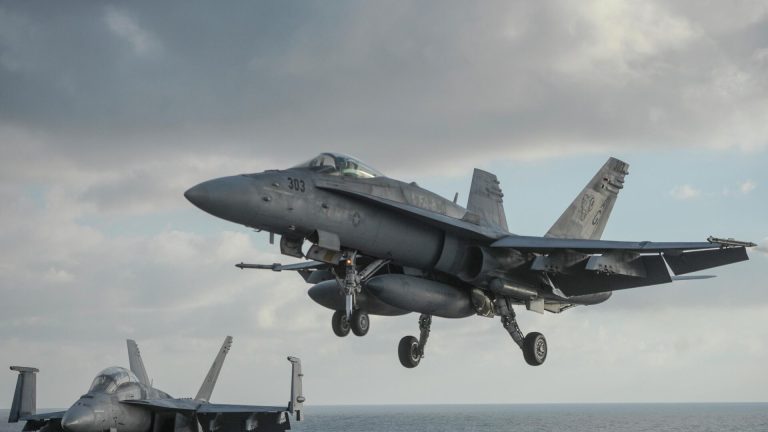 Húsíovia pravdepodobne zostrelili americké prúdové lietadlo nad Červeným morom – bývalý analytik Pentagonu