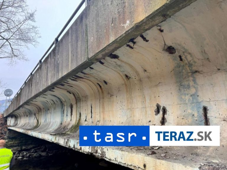 V Pekingu sa zrútil most, jeho konštrukciu zachvátil požiar