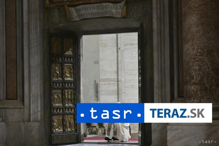 Pápež otvoril Sväté dvere Baziliky sv. Petra, čím sa začal Svätý rok