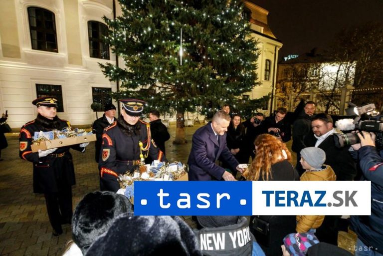 Prezident rozsvietil pred Prezidentským palácom vianočný stromček