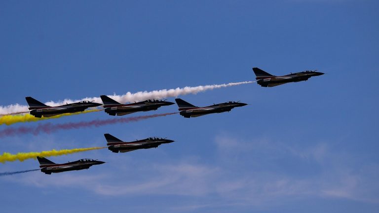 Tajomné 'Stealth Jets' a masívne útočné lode: Čína predvádza svoje nové zbrane