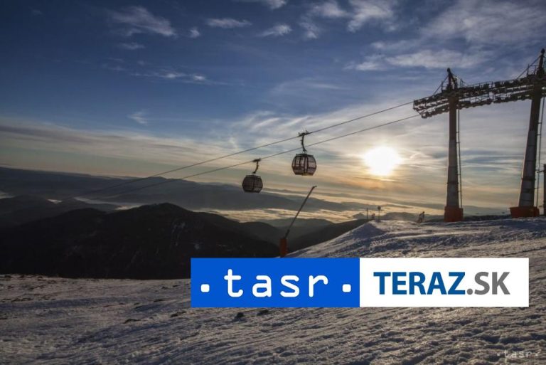 Záchranári evakuovali lyžiarov z kabínkovej lanovky