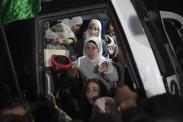 Palestínske väzenkyne vystupujú z autobusu po prepustení z izraelského väzenia v meste Beitunia na západnom brehu Jordánu. Palestínske väzenkyne vystupujú z autobusu po prepustení z izraelského väzenia v meste Beitunia na západnom brehu Jordánu. - Sputnik International