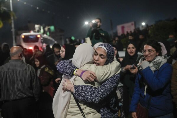 Palestínska väzenka v strede vľavo sa po prepustení zo zajatia stretáva so svojimi príbuznými. Palestínska väzenka v strede vľavo sa po prepustení zo zajatia stretáva so svojimi príbuznými. - Sputnik International