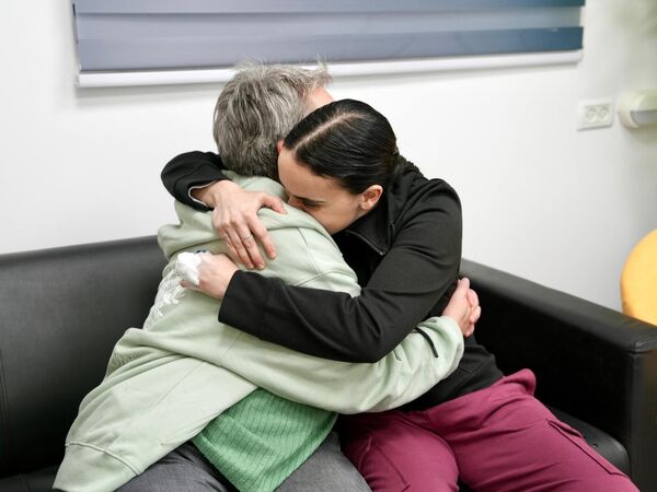 Tri izraelské rukojemníčky sa opäť stretávajú so svojimi rodinami v Sheba Medical Center v Ramat Gan po tom, čo ich prepustilo vojenské krídlo Hamasu, brigády Al-Qassam, v rámci prvej fázy prímeria a dohody o výmene väzňov. Tri izraelské rukojemníčky sa opäť stretávajú so svojimi rodinami v Sheba Medical Center v Ramat Gan po tom, čo ich prepustilo vojenské krídlo Hamasu, brigády Al-Qassam, v rámci prvej fázy prímeria a dohody o výmene väzňov. - Sputnik International