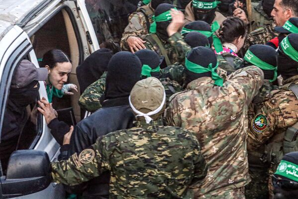Hamas odovzdáva 3 izraelských rukojemníkov Červenému krížu v al-Sarayi ako súčasť prvej fázy prímeria a dohody o výmene väzňov. Hamas odovzdáva 3 izraelských rukojemníkov Červenému krížu v al-Sarayi ako súčasť prvej fázy prímeria a dohody o výmene väzňov. - Sputnik International