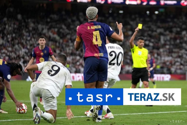 Obranca Araujo predĺžil zmluvu s FC Barcelona do roku 2031