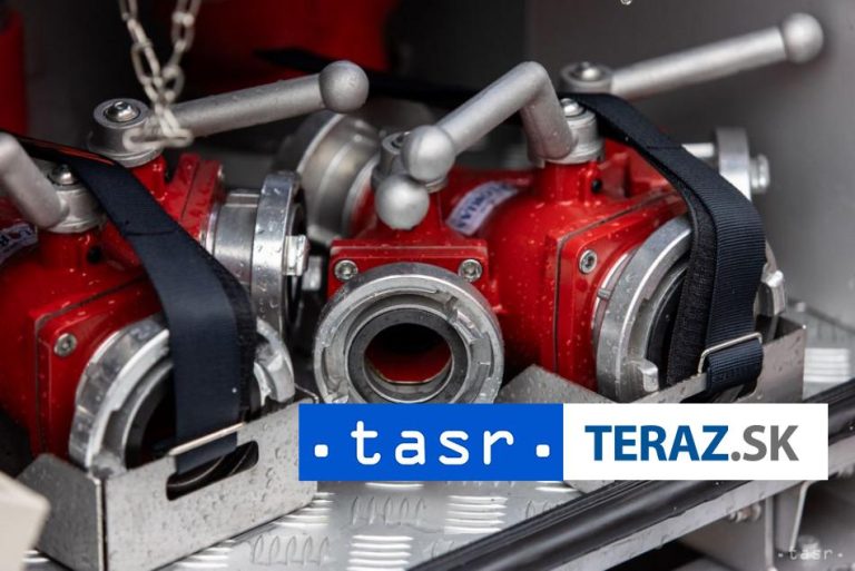 Slovenskí hasiči stále asistujú pri nehode českého vlaku za hranicami