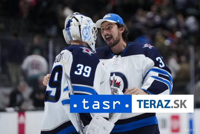 Hráči týždňa NHL sú brankár Hellebuyck, útočníci J. Staal a P. Kane