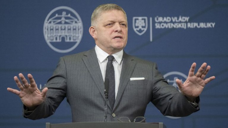 Premiér obvinil Česko, že politici a médiá zasahujú do vnútorných záležitostí S…