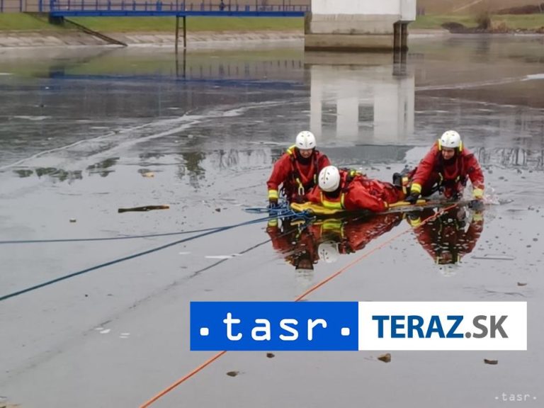 Prievidzskí hasiči si precvičili záchranu topiacej sa osoby