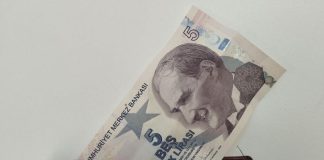 Medziročná inflácia v Turecku v októbri klesla na 32,87 %