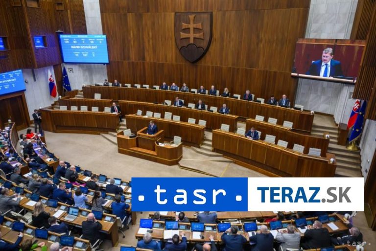 Poslanci ukončili rokovanie diskusiou o strategických investíciách