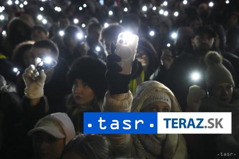 Srbskí študenti vyzývajú bojkotovať vládnu Rádiotelevíziu Srbska