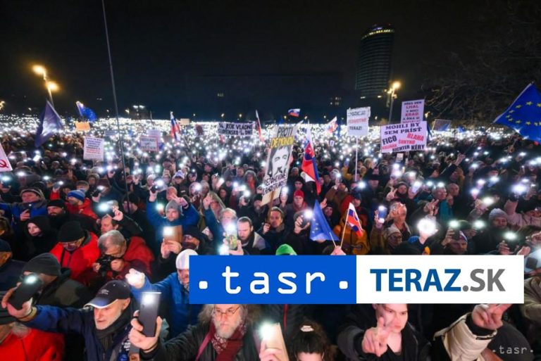 Verejné zhromaždenia po Slovensku mali pokojný priebeh