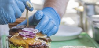 Európska komisia zvažuje zavedenie dane na nezdravé potraviny