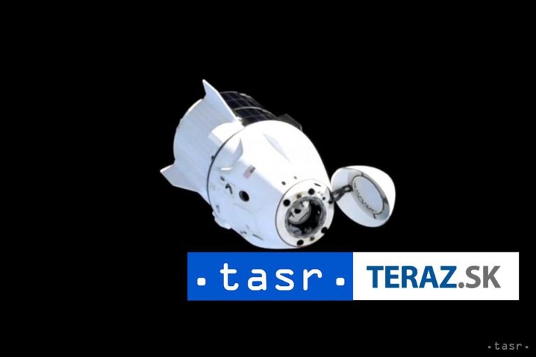 Astronauti uviaznutí na ISS opustili stanicu a smerujú na Zem