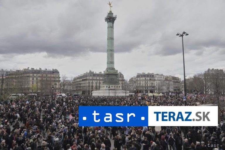 Desaťtisíce ľudí vo Francúzsku protestovali proti krajnej pravici