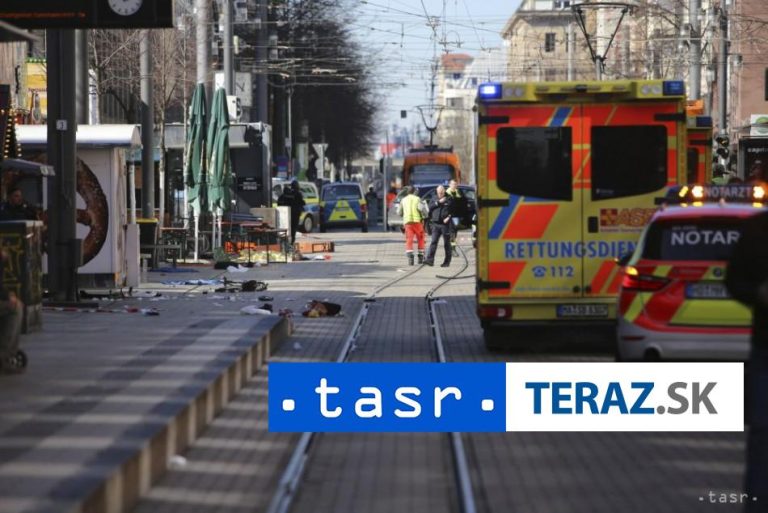 Do davu ľudí vrazilo auto