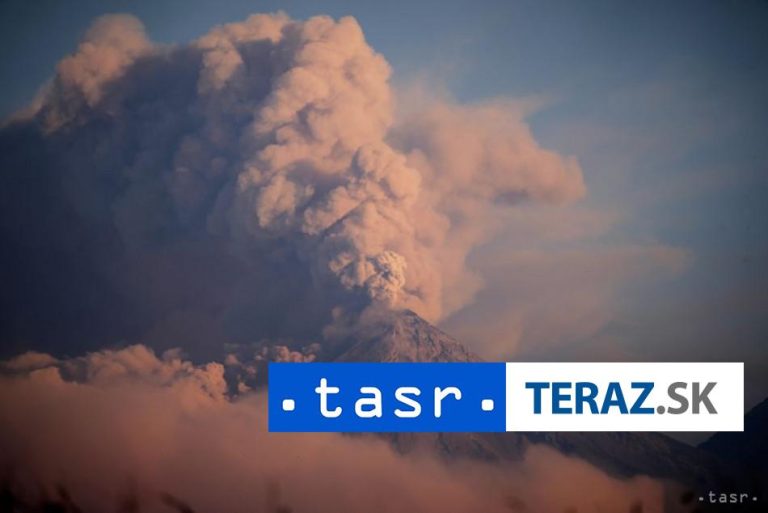 Guatemalská sopka chrlí popol a lávu, nariadili evakuáciu 30.000 ľudí
