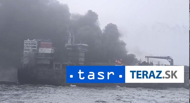 Na tankeri i nákladnej lodi po zrážke v Severnom mori stále horí